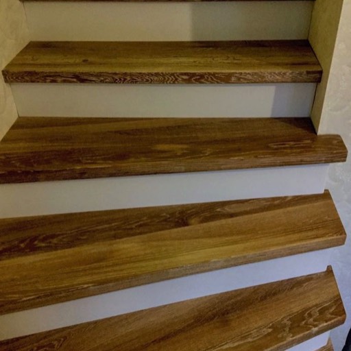 Holztreppen auf dem Beton und der Metallkonstruktion